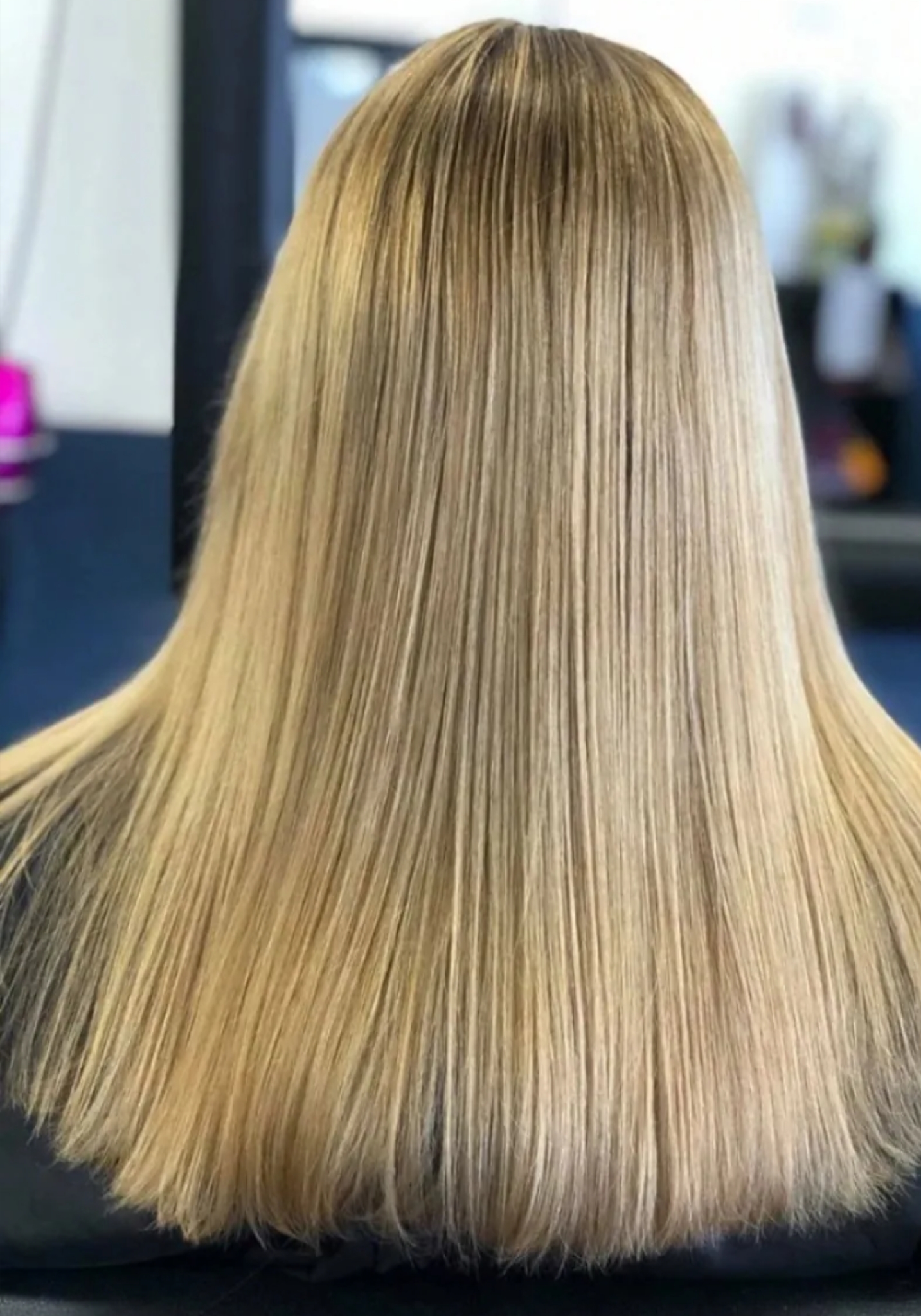 Lang, steil blond haar van achteren gezien