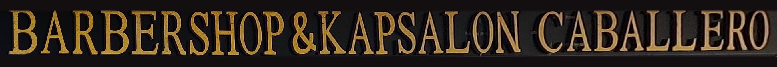 Het uithangbord boven de deur: Barbershop & Kapsalon Caballero, in gouden letters