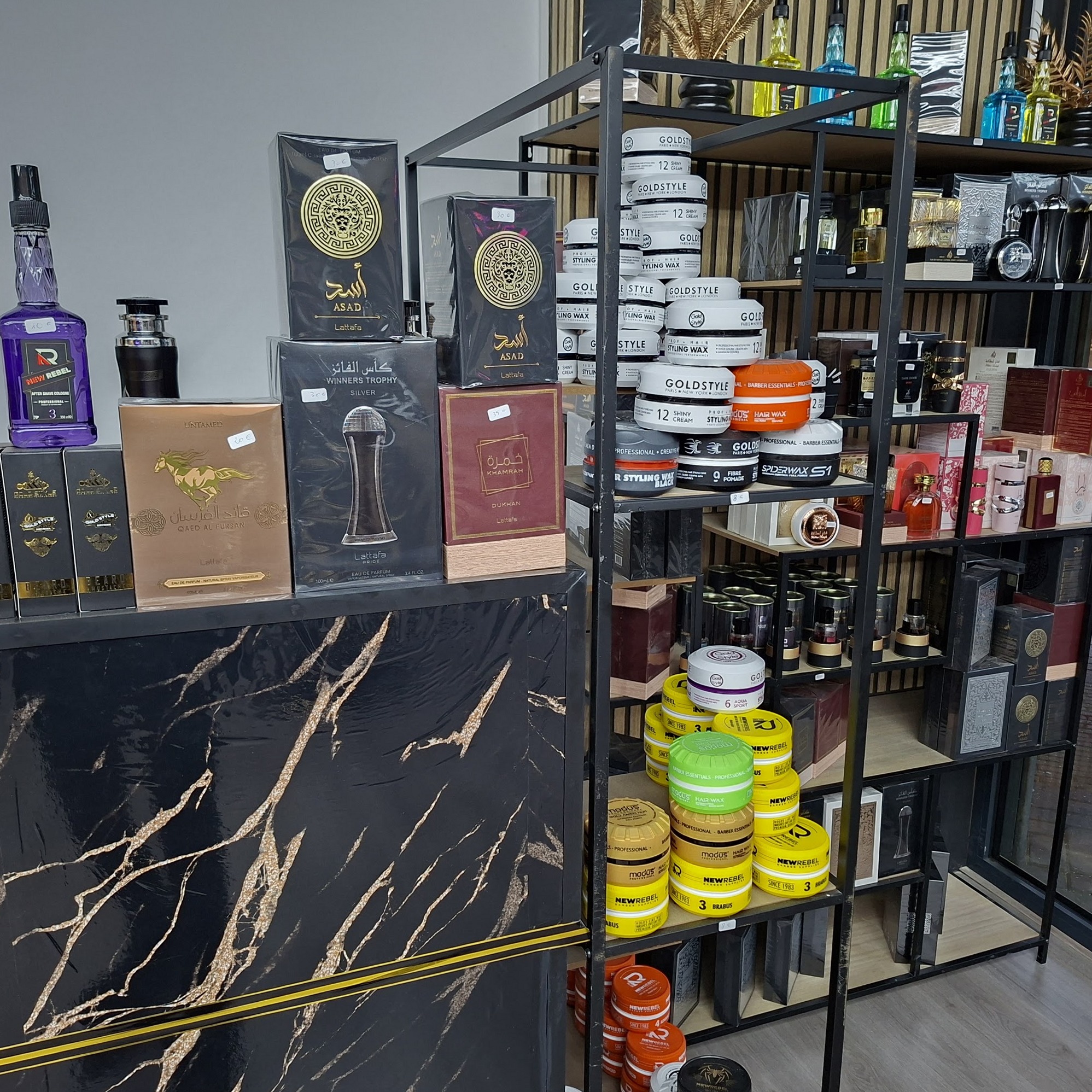 Schappen met stylingproducten en geuren in de zaak